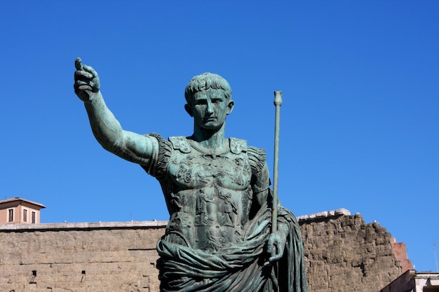 Photo statue spqr imp caesar augustus patriae pater sur la rue via dei fori imperiali rome italie