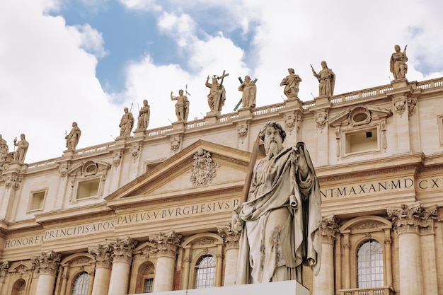 Statue de St Pierre par Giuseppe de Fabris à la Place St Pierre Vatican Italie