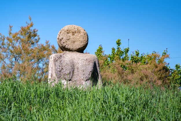 Statue de statue d'idole de dieux sur le fond de la nature