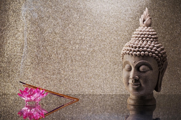 Statue de tête de Bouddha, bâtons d'encens, décoration de fleur d'orchidée et espace de copie pour le texte