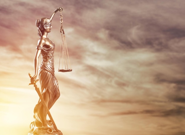 Statue de Thémis symbole de la loi et de la justice avec le ciel en arrière-plan