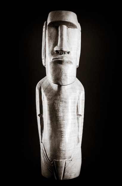 Statue traditionnelle en bois d'un moai de l'île de Pâques. Noir et blanc.