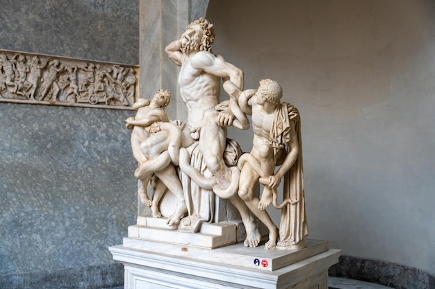 Une statue de trois hommes et d'un serpent.