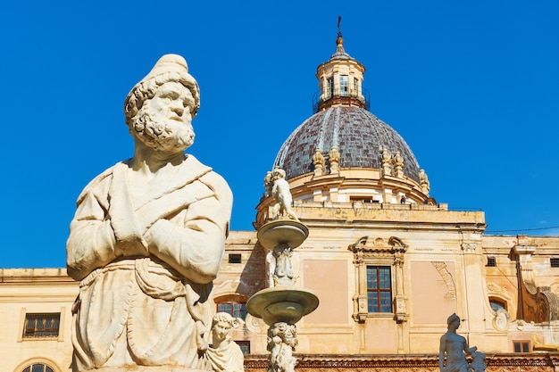 Statue de vieil homme dans la fontaine prétorienne par Francesco Camilliani (fontaine de la honte, 1574) à Palerme, Sicile, Italie