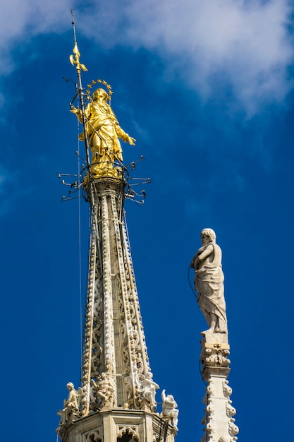 Statue de la Vierge Marie au sommet de la cathédrale de Milan (Duomo di Milano) en Italie