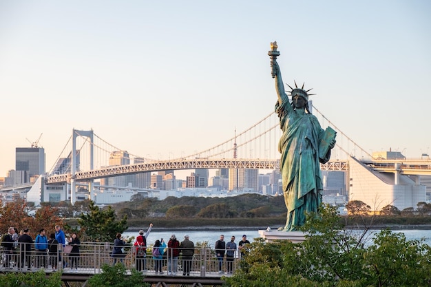 Statue en ville contre un ciel dégagé