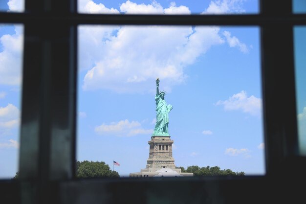 Photo statue en ville contre un ciel nuageux