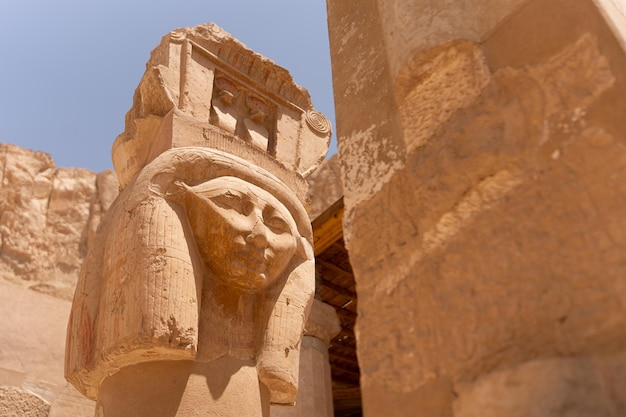 Statue d'un visage dans le temple d'Hatchepsout