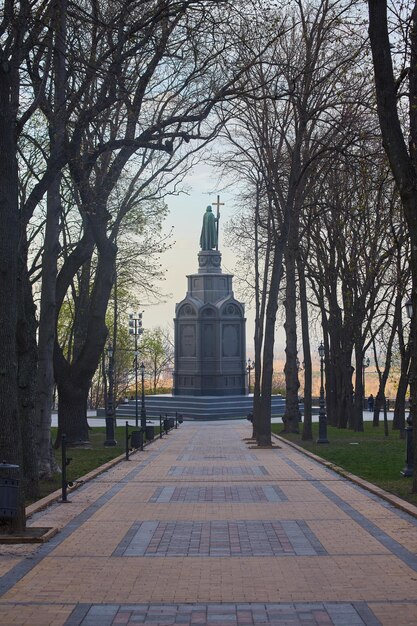 Statue de Vladimir le Grand sur le paysage urbain