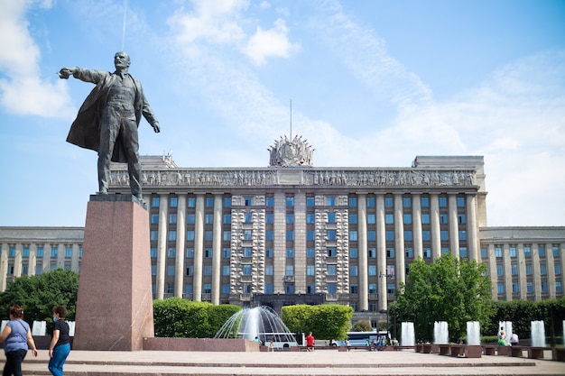 Statue de Vladimir Lénine sur la place de Moscou devant la Maison des Soviets, journée ensoleillée d'été, ciel bleu - Saint-Pétersbourg, Russie, juin 2021