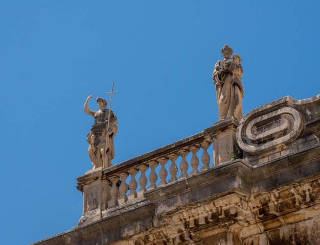 Des statues au-dessus de l'entrée de l'église cathédrale de la vieille ville de Dubrovnik en Croatie