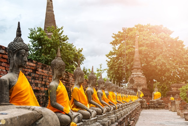 Statues de Bouddha au temple de Wat Yai Chai Mongkol à Ayutthaya près de Bangkok, Thaïlande