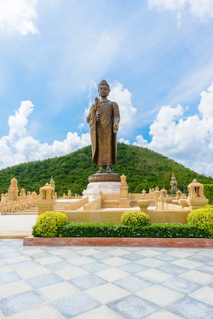 Statues de Bouddha au Wat Thipsukhontharam, province de Kanchanaburi, Thaïlande