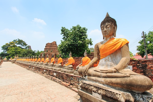 Photo des statues de bouddha contre le ciel à wat yai chai mongkhon