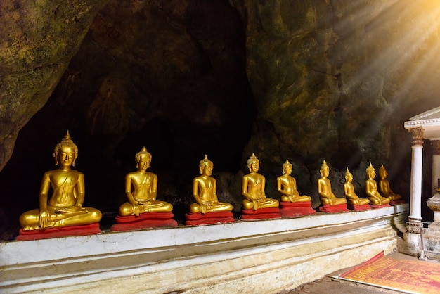Statues de Bouddha: La grotte de Khao Luang à Phetchaburi, Thaïlande