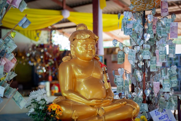 Des statues de Bouddha en or et un arbre d'argent..