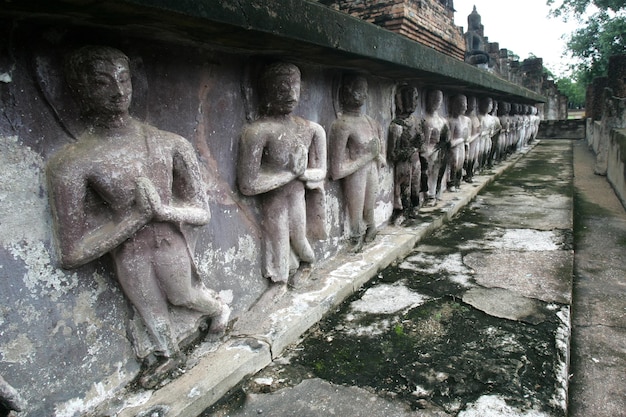 Les statues de Bouddha sont très joliment disposées.