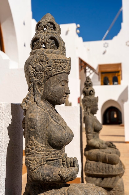 Statues bouddhistes devant l'entrée de l'hôtel pour la bonne chance et l'attraction des touristes Sharm El Sheikh Egypte