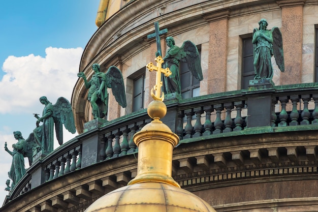 Statues en bronze d'anges par Josef Hermann décorant le dôme de la cathédrale Saint-Isaac à Saint-Pétersbourg, Russie