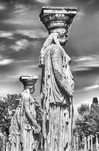 Photo des statues des caryatides à la villa adriana tivoli italie