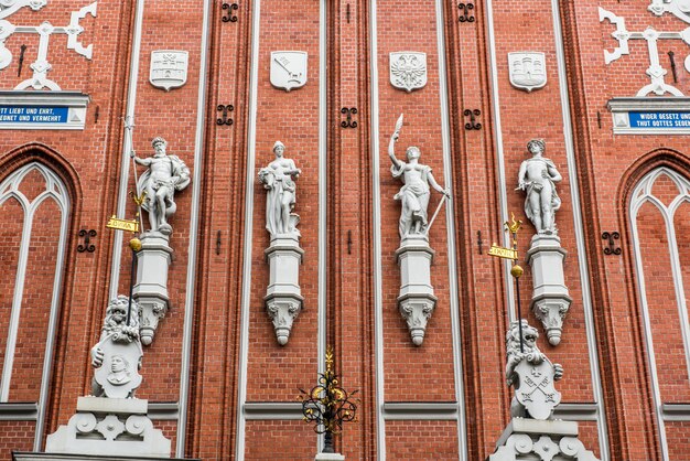 Statues à la célèbre Maison des Têtes Noires à Riga, Lettonie