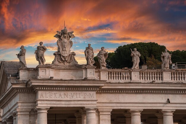 Photo statues classiques et éléments architecturaux du vatican