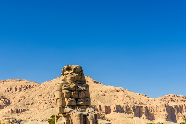 Statues de colosses Memnon du pharaon Amenhotep III à Louxor Egypte