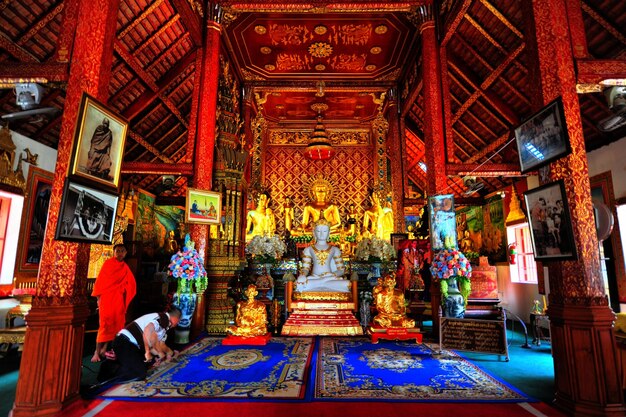 Statues dans un temple bouddhiste