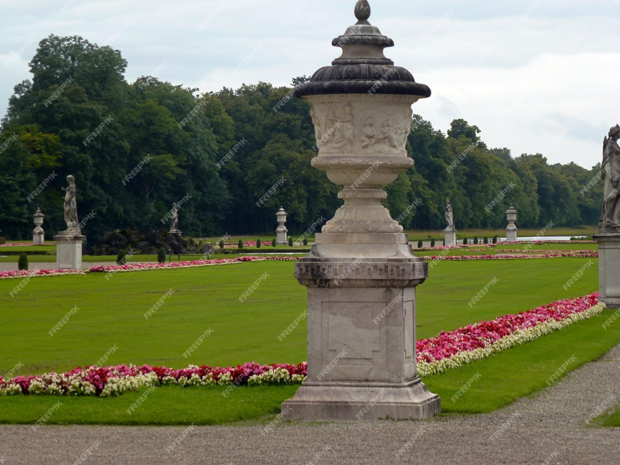 Statues Décoratives De Bollards Et Parterres De Fleurs Dans Un