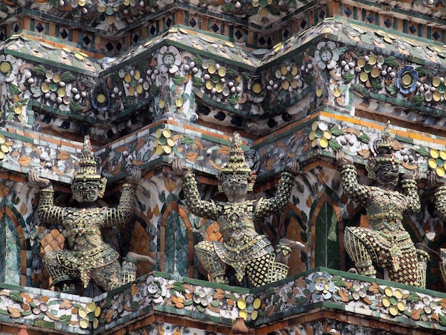 Statues de Demon Guardian décorant le temple bouddhiste Wat Arun à Bangkok, Thaïlande