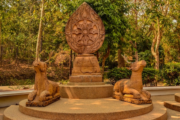 statues de deux cerfs et Dharma roue dans le temple