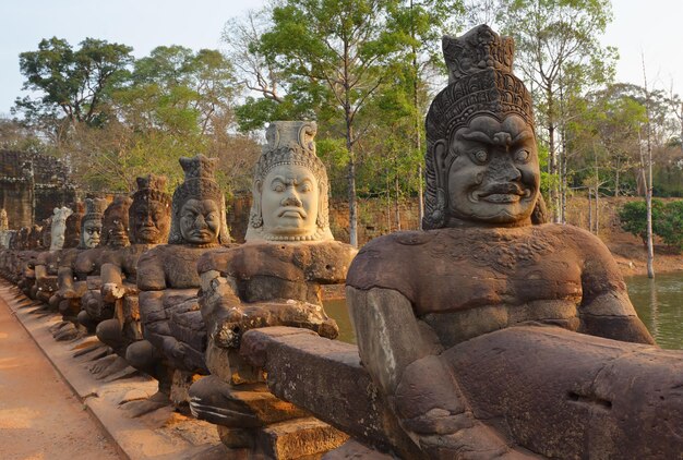 Statues de Devas sur le pont d'Angkor Thom