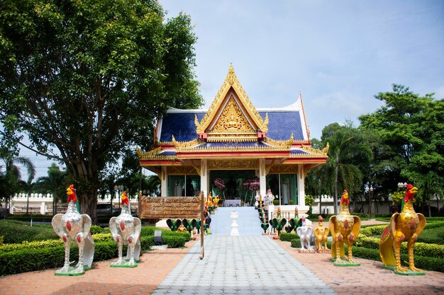 Les statues du roi Naresuan le Grand ou Somdet Phra Naresuan Maharat et les monuments du roi Taksin et du roi Rama V Chulalongkorn pour les Thaïlandais visitent le respect de la prière le 31 octobre 2023 à Ang Thong en Thaïlande