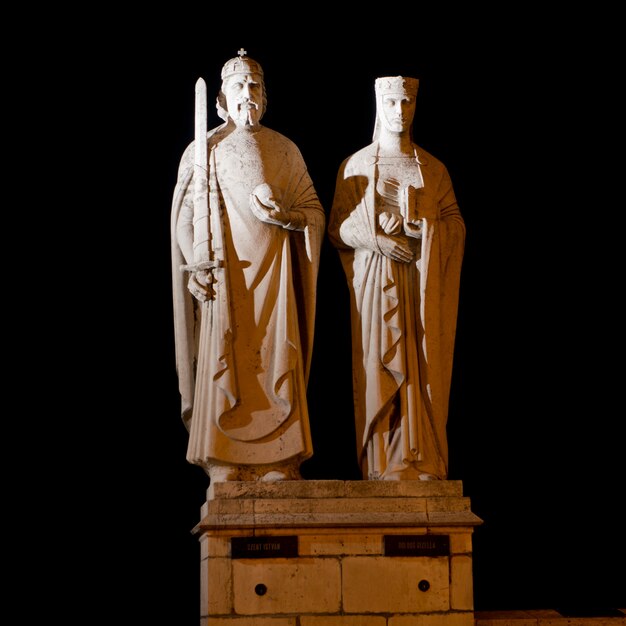 Photo statues du roi stephen i et de la reine gisela