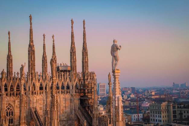 Statues et éléments décoratifs sur le toit du Duomo. Soirée Milan, vue sur la ville depuis la terrasse du Duomo.