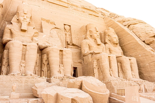 Statues à l'entrée du temple d'abou simbel