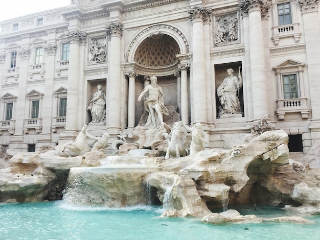 Photo statues à la fontaine de trevi