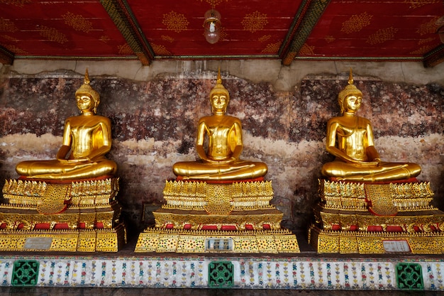 Statues Géantes De Bouddha D'un Temple à Bangkok