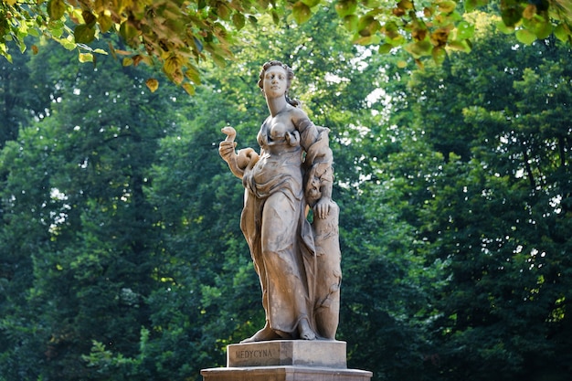 Statues en grès dans le jardin saxon, Varsovie, Pologne, réalisées avant 1745 par un sculpteur anonyme de Varsovie sous la direction de Johann Georg Plersch, statues de muses mythiques grecques.