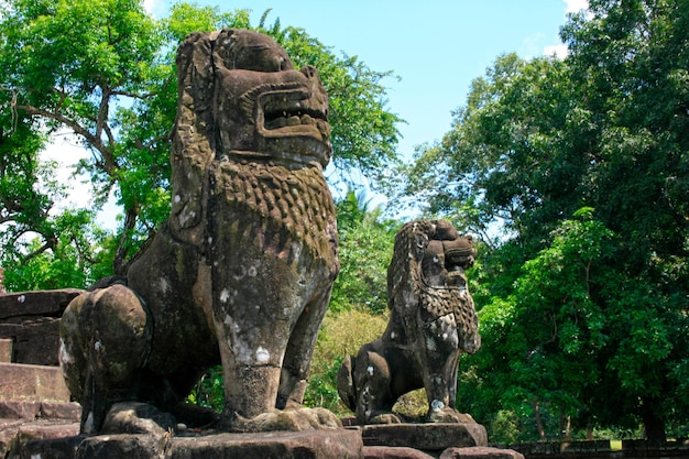 Des statues de lions au temple de Bakong à Roluos