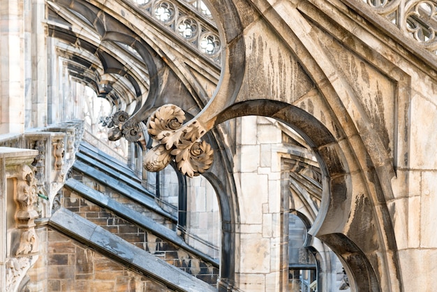 Statues de marbre - architecture sur le toit de la cathédrale gothique Duomo à Milan, Italie