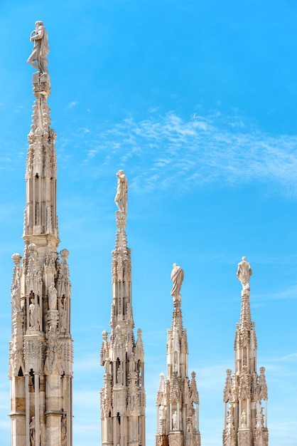 Statues de marbre blanc sur le toit de la célèbre cathédrale Duomo di Milano sur la piazza à Milan, Italie