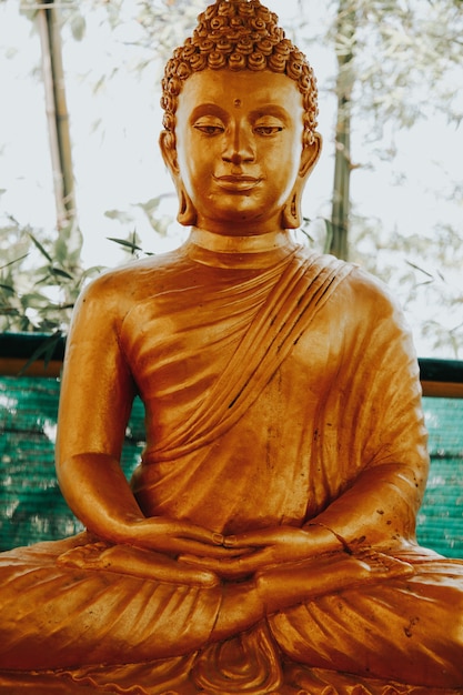 Statues d'or de Buddah dans le Phra Phutta Ming Mongkol Akenakiri en Thaïlande à Phuket. Concept du musée Big Buddah.