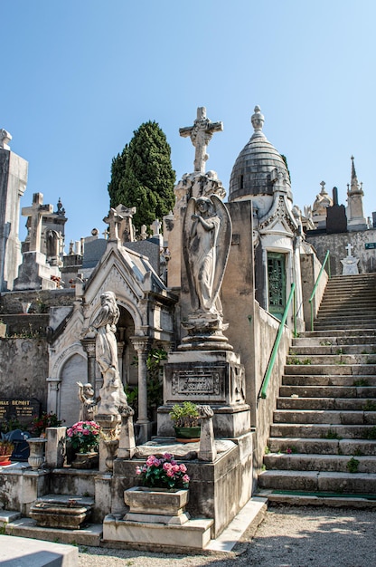 Statues de pierre dans un ancien cimetière, figures gothiques dans une crypte