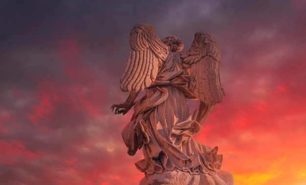 Photo statues sur le pont de st angel