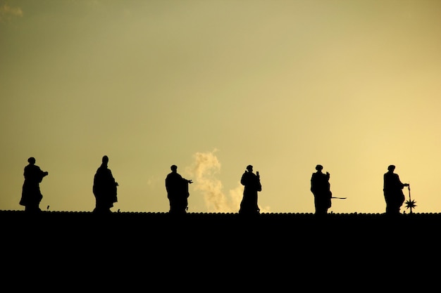 Des statues de silhouettes contre le ciel