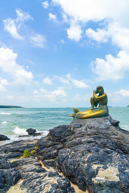 statues de sirène d'or sur la plage de Samila. Point de repère de Songkla en Thaïlande.