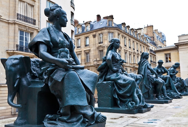 Statues de six continents devant le musée d'Orsay