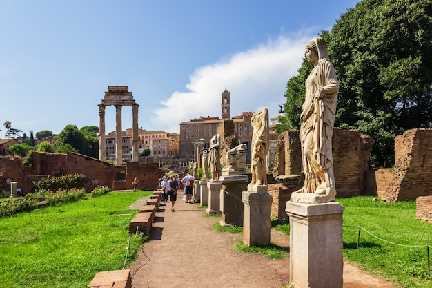 Statues des vestales, Forum romain, Italie.