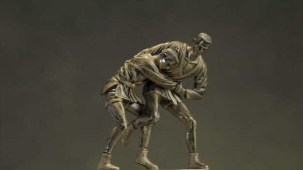 Photo statuette en bronze de deux hommes luttant les uns avec les autres en gros plan champion de la coupe de lutte figurine en métal